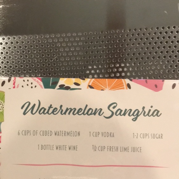 Assortment of tropical themed cocktail party napkins. - Picture 13 of 15